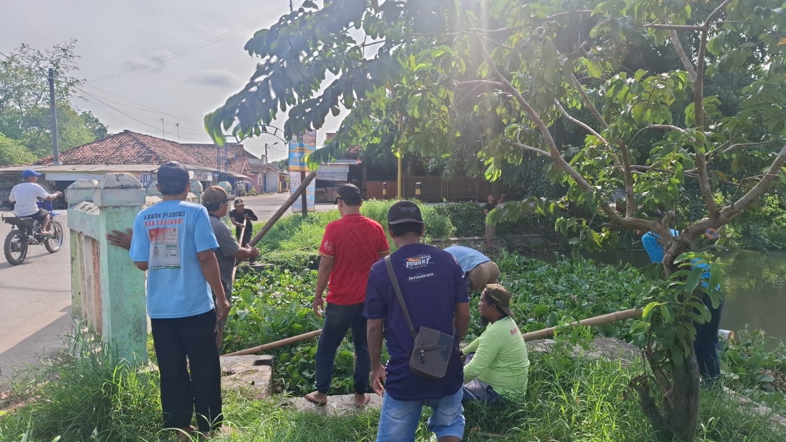 Aparat Pemerintah Desa Pasirkamuning Gelar Aksi Bersih Sampah di Bendungan Irigasi Sekunder Pondok Bales