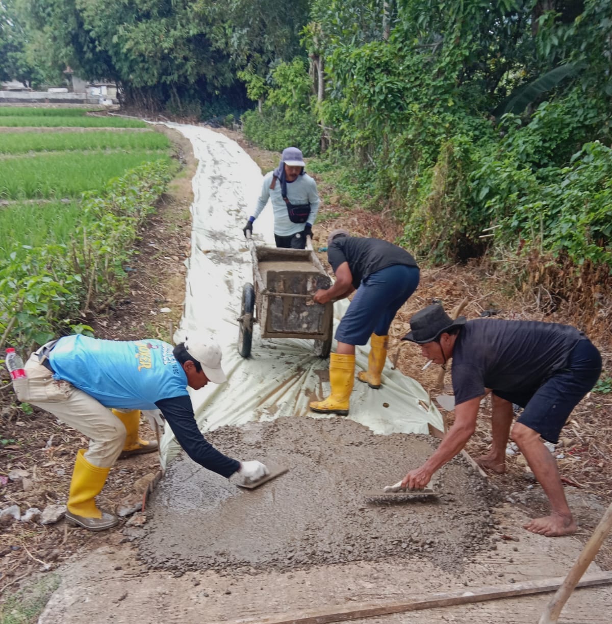 Pemerintah Desa Pasirkamuning Bangun Jalan Usaha Tani di Dusun Salem